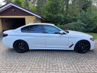 2021 BMW 5 серии 530i xDrive VII (G30/G31/G38) Рестайлинг, белый, 6500000 рублей, вид 3