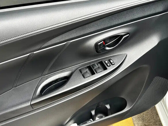 2019 Toyota Yaris DJ/DL, белый, 1180123 рублей - вид 12