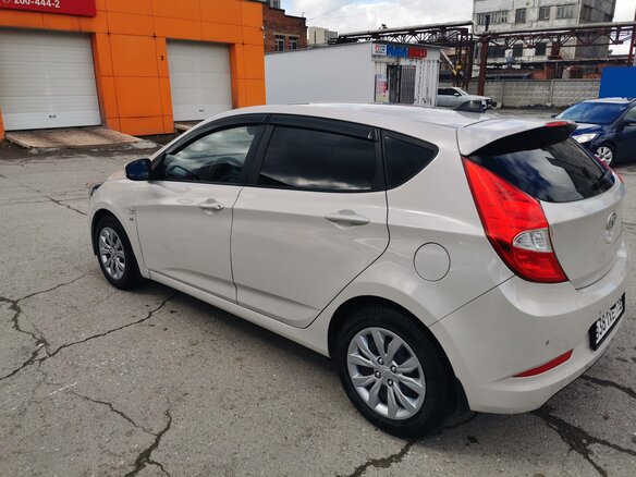 2015 Hyundai Solaris I Рестайлинг, бежевый, 950000 рублей - вид 5