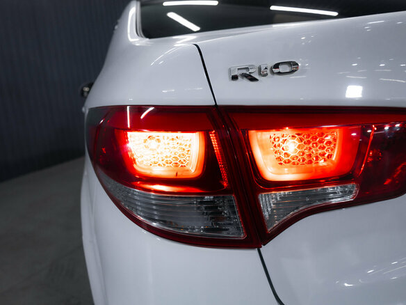 2015 Kia Rio III Рестайлинг, белый, 880000 рублей - вид 9