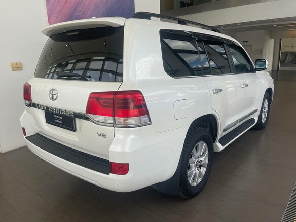2016 Toyota Land Cruiser 200 Series Рестайлинг 2, белый, 4149000 рублей - вид 5