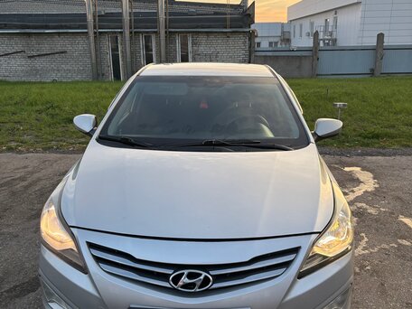 2014 Hyundai Solaris I Рестайлинг, серебристый, 690000 рублей, вид 1
