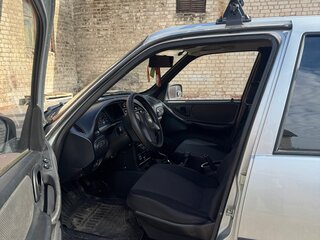 2013 Chevrolet Niva I Рестайлинг, серебристый, 700000 рублей, вид 5