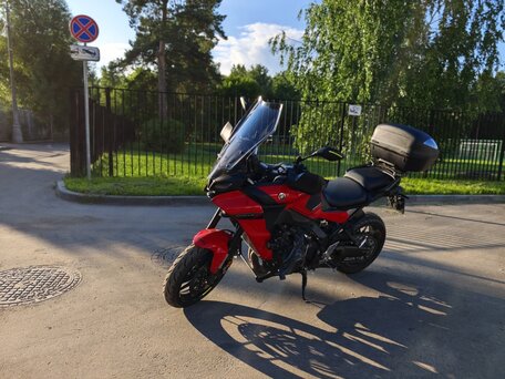 2021 Yamaha MT-09 Tracer (FJ-09), красный, 1000000 рублей, вид 3