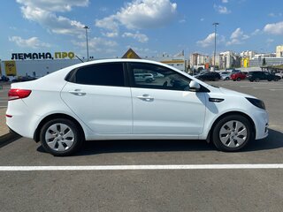2017 Kia Rio III Рестайлинг, белый, 1030000 рублей, вид 2
