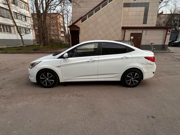 2015 Hyundai Solaris I Рестайлинг, белый, 660000 рублей - вид 2