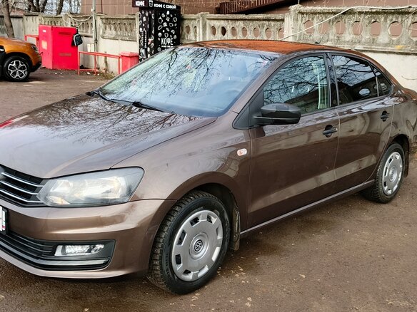 2020 Volkswagen Polo V Рестайлинг, коричневый, 1288000 рублей