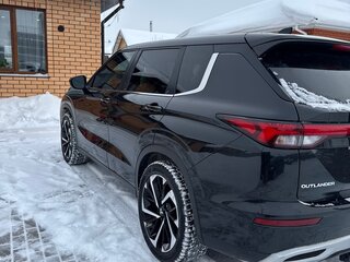 2021 Mitsubishi Outlander IV, чёрный, 3900000 рублей, вид 4