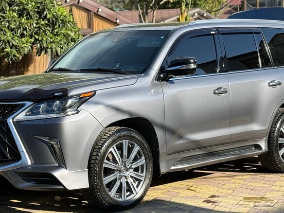 2016 Lexus LX 570 III Рестайлинг 2, серый, 7500000 рублей - вид 1