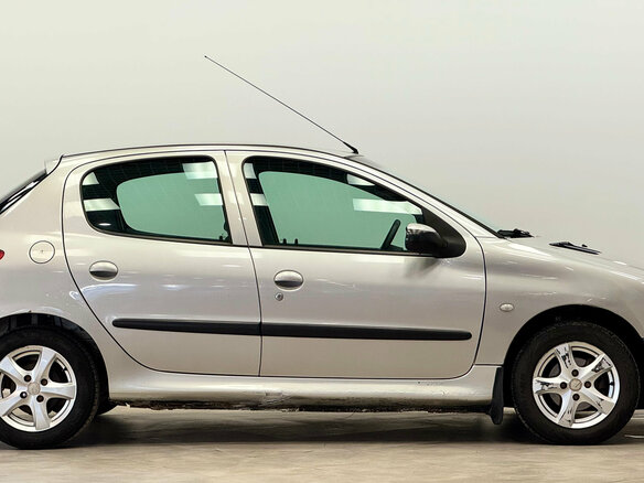 2004 Peugeot 206, серый, 115000 рублей - вид 4