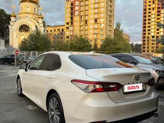 2021 Toyota Camry VIII (XV70) Рестайлинг, белый, 2150000 рублей, вид 3