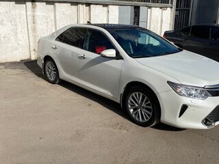 2016 Toyota Camry VII (XV50) Рестайлинг, белый, 1950000 рублей, вид 3