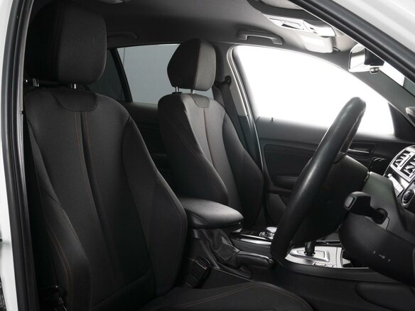 2015 BMW 1 серии 118i II (F20/F21) Рестайлинг, белый, 1390000 рублей - вид 9