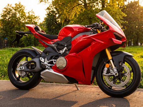 2025 Ducati Panigale V4, красный, 3800000 рублей, вид 3