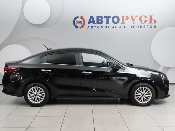 2021 Kia Rio IV Рестайлинг, чёрный, 1619000 рублей - вид 4