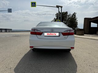 2017 Toyota Camry VII (XV50) Рестайлинг, белый, 3500000 рублей, вид 3