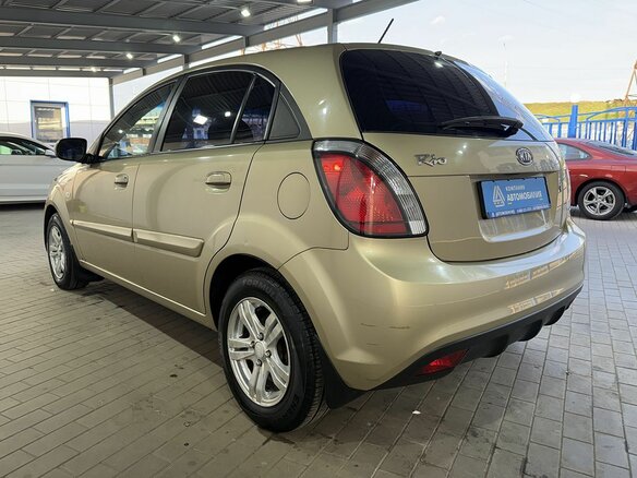 2011 Kia Rio II Рестайлинг, бежевый, 570000 рублей - вид 2