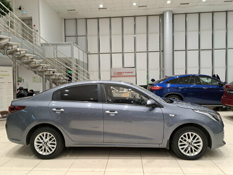 2019 Kia Rio IV, серый, 1380000 рублей, вид 4