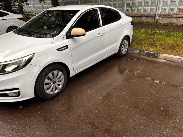 2015 Kia Rio III Рестайлинг, белый, 500000 рублей - вид 3