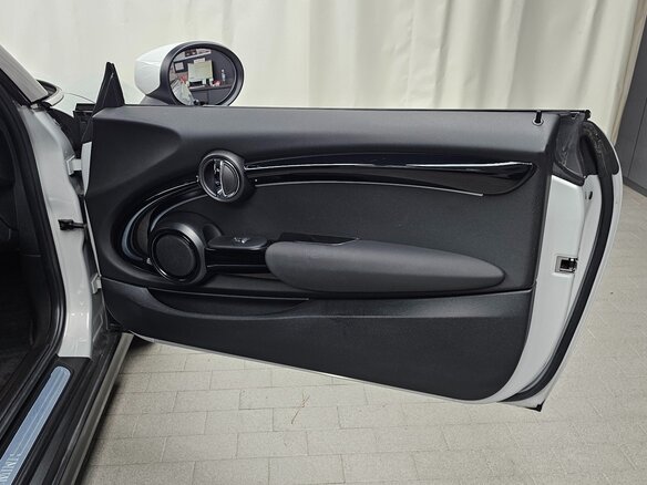 2022 Mini Hatch Cooper III (F55/F56) Рестайлинг 2, белый, 2083000 рублей - вид 12