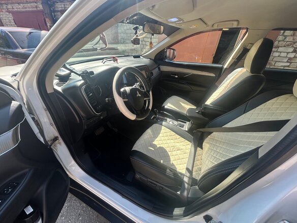 2014 Mitsubishi Outlander III Рестайлинг, белый, 1600000 рублей - вид 9