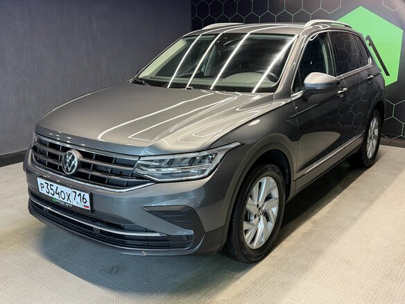 2021 Volkswagen Tiguan II Рестайлинг, серый - вид 2