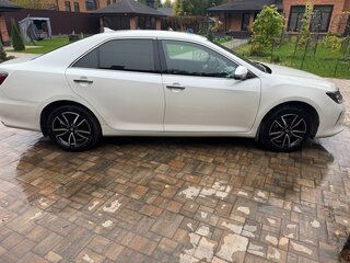 2017 Toyota Camry VII (XV50) Рестайлинг 2, белый, 1920000 рублей, вид 4