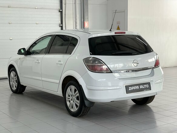2011 Opel Astra H Рестайлинг, белый, 549000 рублей - вид 5