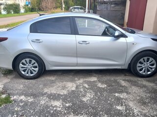 2021 Kia Rio IV Рестайлинг, серый, 1430000 рублей, вид 3