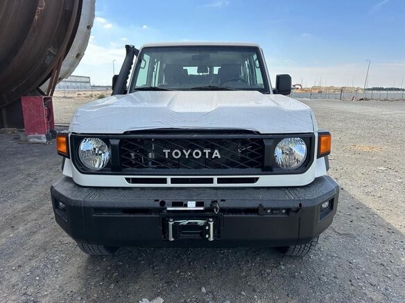 2025 Toyota Land Cruiser 76 70 Series Рестайлинг 2, белый, 10770000 рублей - вид 1