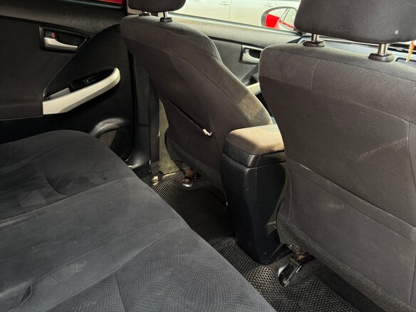 2014 Toyota Prius III Рестайлинг (XW30), серебристый, 1100000 рублей - вид 19