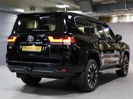 2022 Toyota Land Cruiser 300 Series, чёрный, 12990000 рублей, вид 2