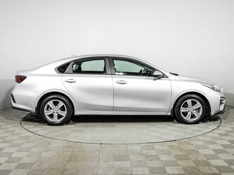 2019 Kia Cerato IV, серебристый, 1439700 рублей, вид 4