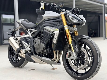 2022 Triumph Street Triple, серый, 1470000 рублей, вид 1