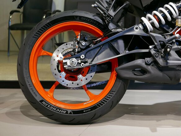 2026 KTM 390 Duke, оранжевый, 699000 рублей - вид 13