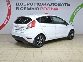 2016 Ford Fiesta Mk6 Рестайлинг, белый, 536000 рублей, вид 4