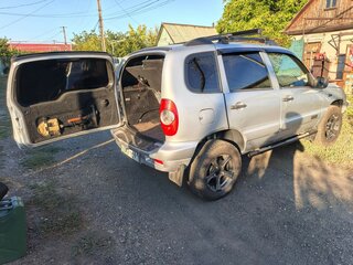 2005 Chevrolet Niva I, серебристый, 550000 рублей, вид 3
