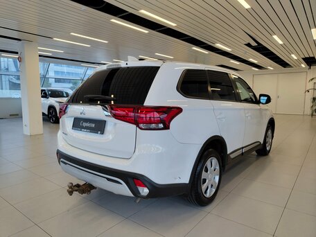 2020 Mitsubishi Outlander III Рестайлинг 3, белый, 1864000 рублей, вид 2