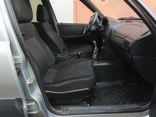 2013 Chevrolet Niva I Рестайлинг, серебристый, 550000 рублей, вид 3