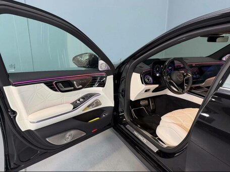 2026 Mercedes-Benz Maybach S-Класс 680 II (Z223) Рестайлинг, чёрный, вид 4
