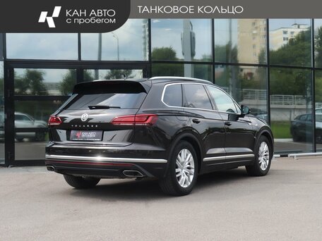 2018 Volkswagen Touareg III, коричневый, 4265000 рублей, вид 3