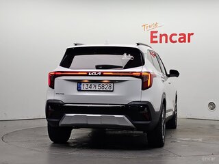 2023 Kia Seltos I Рестайлинг, белый, 1970000 рублей, вид 4