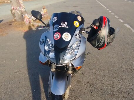 2004 Honda VFR 800, серебристый, 455000 рублей, вид 1
