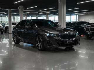 2024 BMW 5 серии 530i xDrive VIII (G60/G61/G68), серый, 7850000 рублей, вид 2