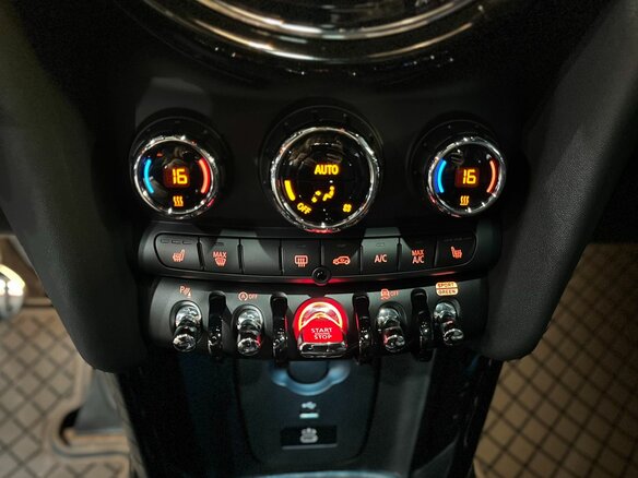 2023 Mini Hatch Cooper S III (F55/F56) Рестайлинг 2, чёрный - вид 13