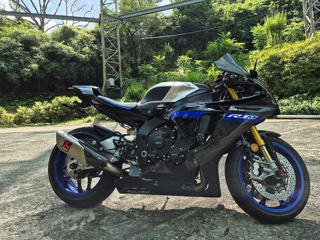 2022 Yamaha YZF-R1, чёрный, 2580000 рублей, вид 2
