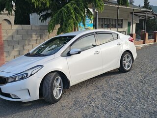 2017 Kia Cerato III Рестайлинг (Classic), белый, 1620000 рублей, вид 4