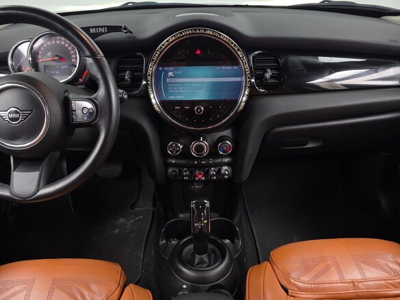 2022 Mini Hatch Cooper III (F55/F56) Рестайлинг 2, чёрный, 1740000 рублей - вид 8