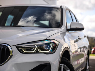 2021 BMW X1 20i xDrive II (F48) Рестайлинг, белый, 3499000 рублей, вид 2