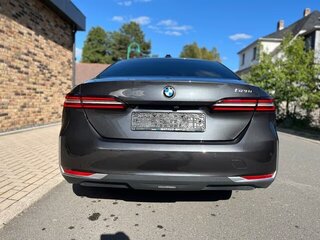 2024 BMW 5 серии 520i VIII (G60/G61/G68), чёрный, 6404543 рублей, вид 4